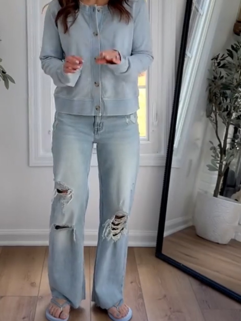 Edgely Light Blue Distressed HighRise Wide-Leg Jeans🚌